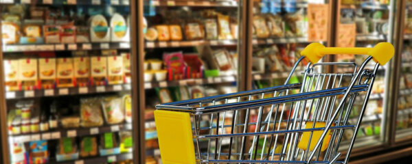 chariot dans une allée de supermarché