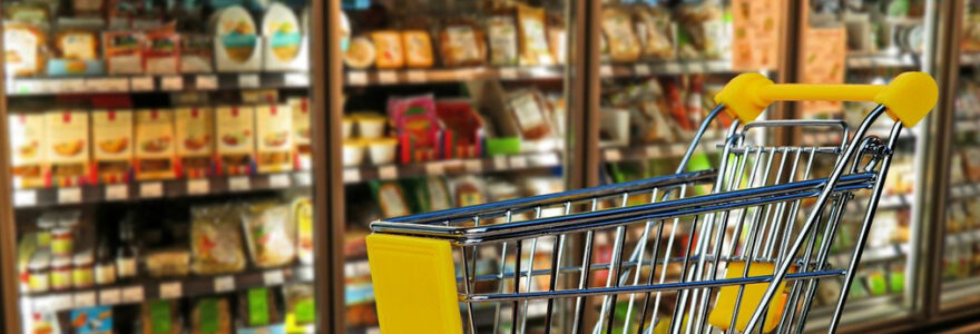 chariot dans une allée de supermarché